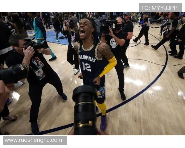 305爵士与灰熊激战正酣球员表现引发球迷热议与期待